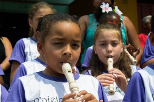 Alunos de escolas do bairro fizeram apresentação de flautas