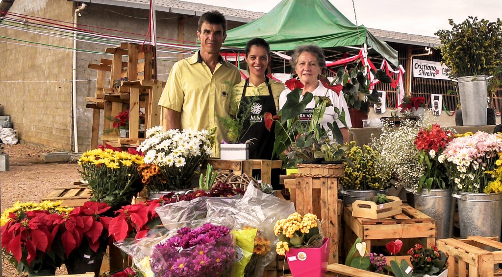 Antônio Taroco, Maura Taroco e Maria das Graças Costa se uniram para apresentar a produção de flores e artesanato durante o festival