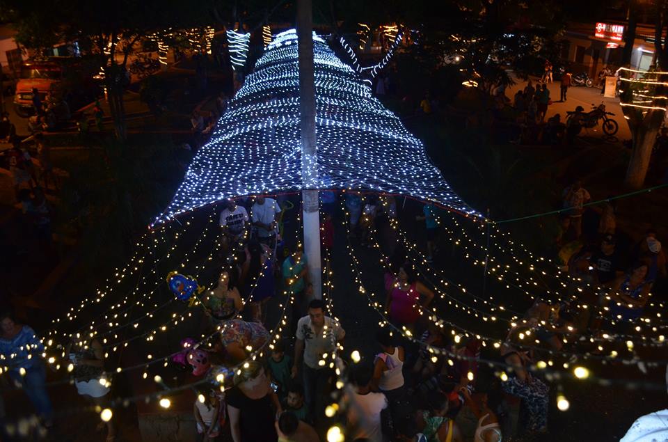 Em comemoração ao aniversário da cidade, Santa Cruz de Minas inaugura luzes natalinas
