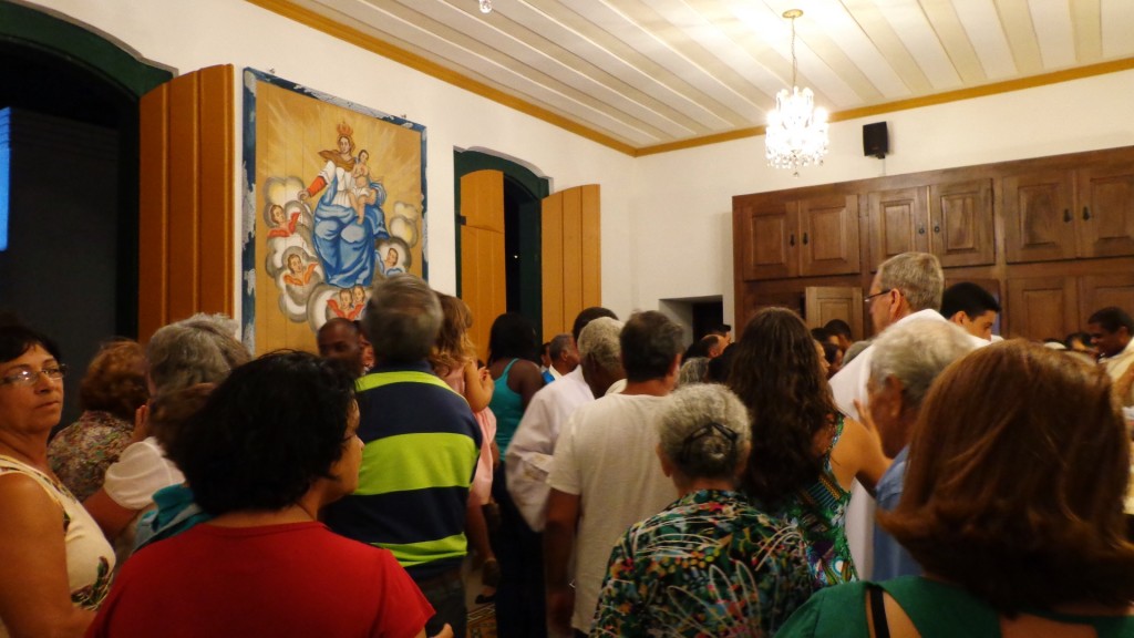 Devotos se reuniram na sacristia após término da celebração