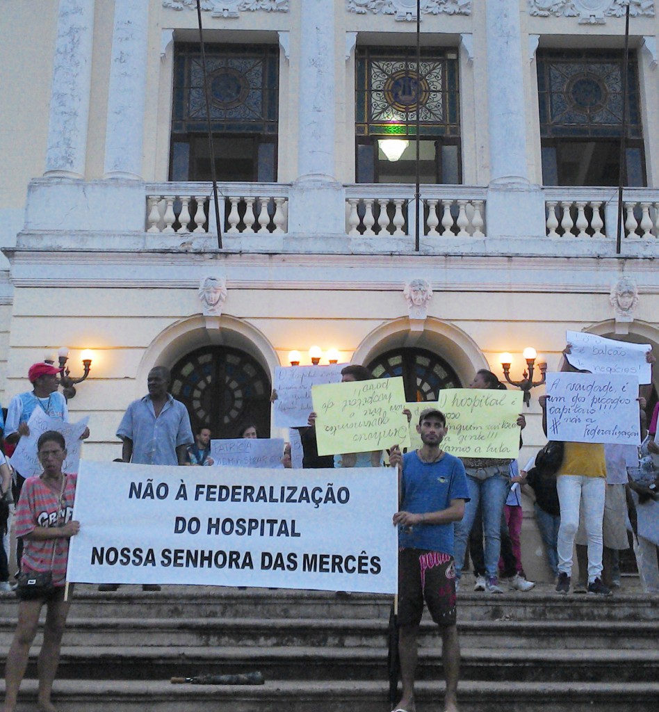 Grupo de manifestantes protestou contra a federalização momentos antes do início da Audiência 