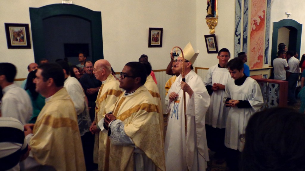 O Bispo Dom Célio de Oliveira Goulart marcou presença na cerimônia, juntamente com o Padre Rondineli Cristino e o Monsenhor Juvenal