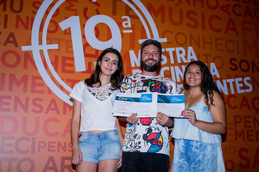 Marcelo Cavalieri entregou os certificados das oficinas para Maria Vargas (à esquerda) e Maria Vitória (à direita) Foto: Universo Produções 