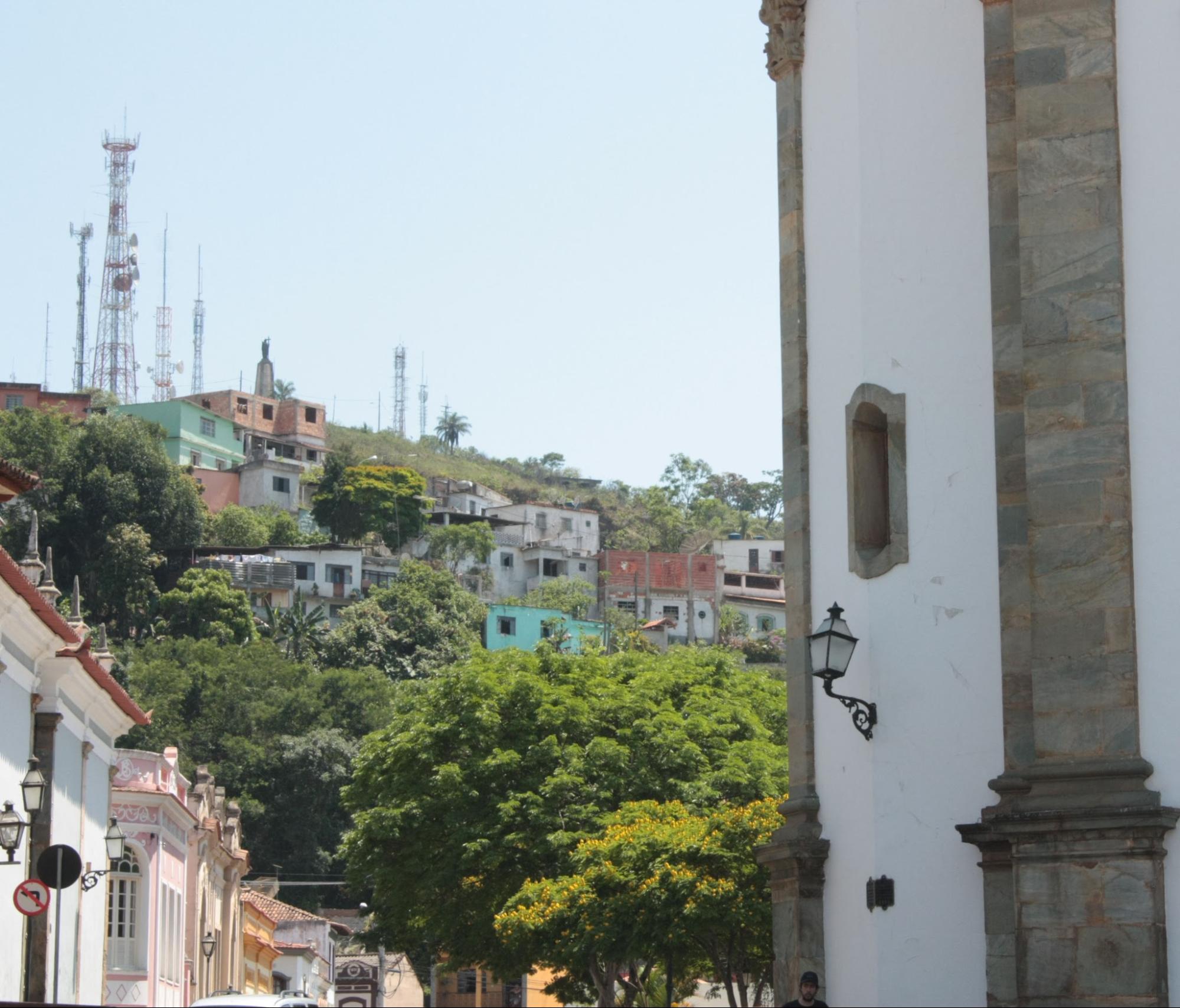 O contraste entre o centro histórico e os bairros da cidade - Foto: Clara Rita