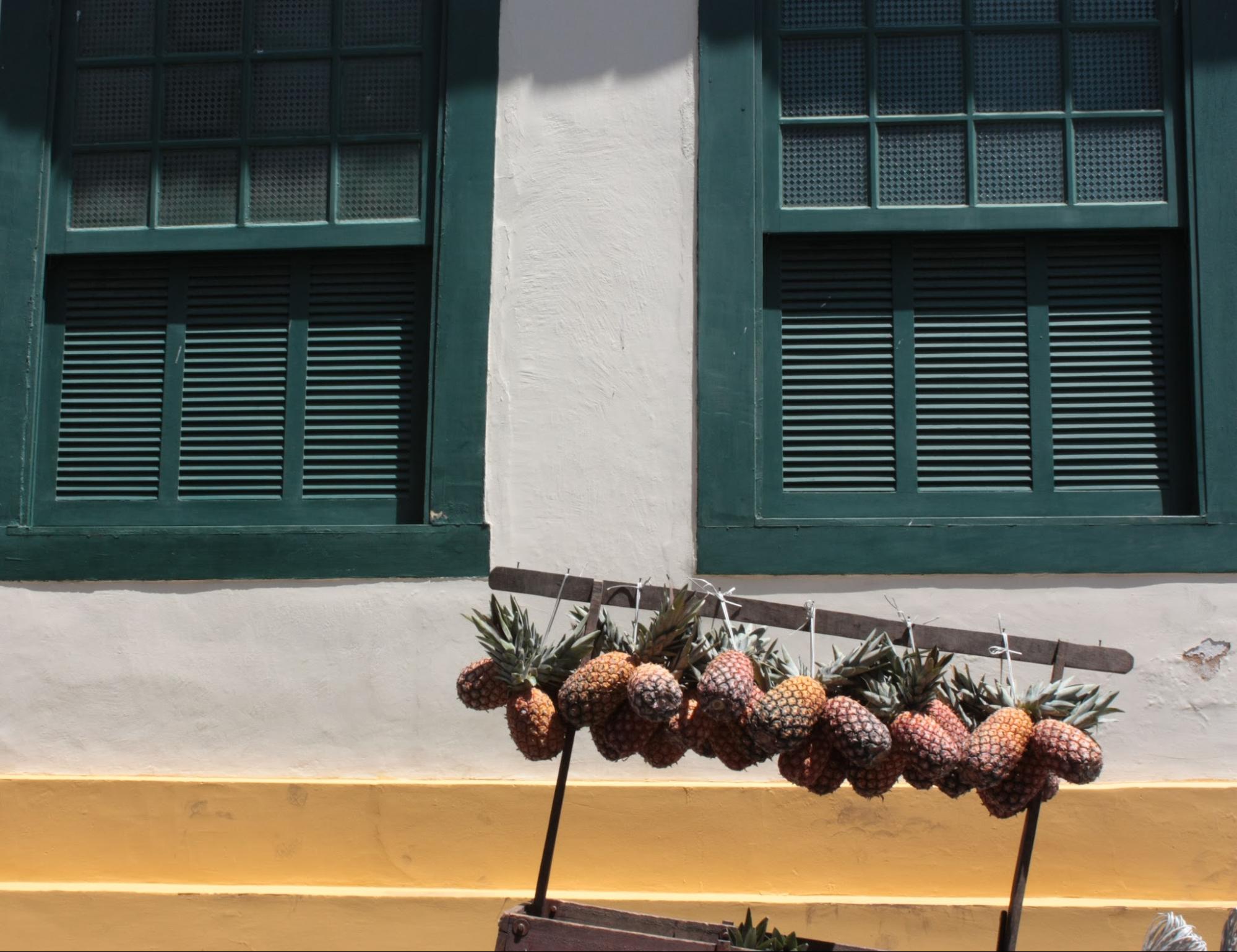 As cores da casa histórica e as cores do carrinho do vendedor de abacaxi se completam - Foto: Clara Rita