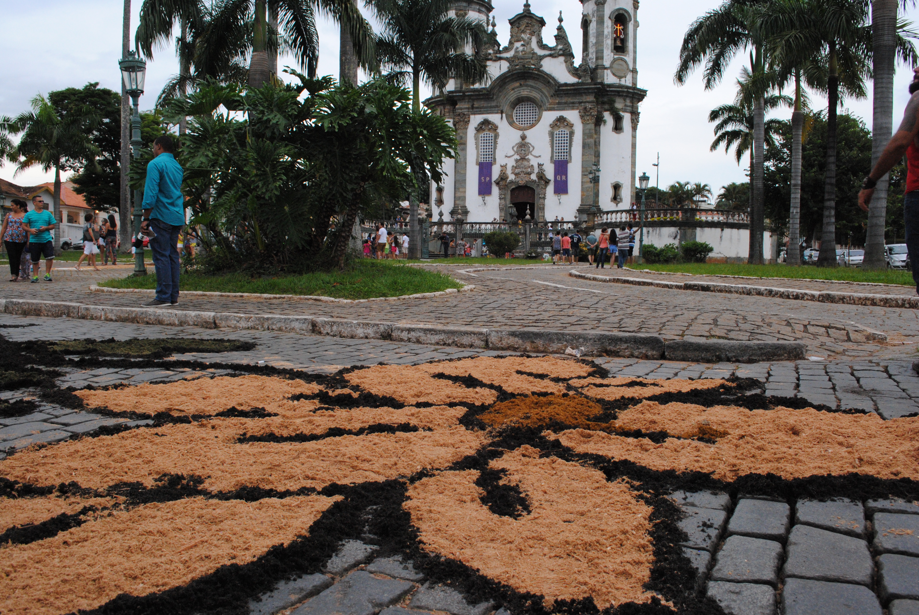 Tapetes de rua colorem Semana Santa São-joanense