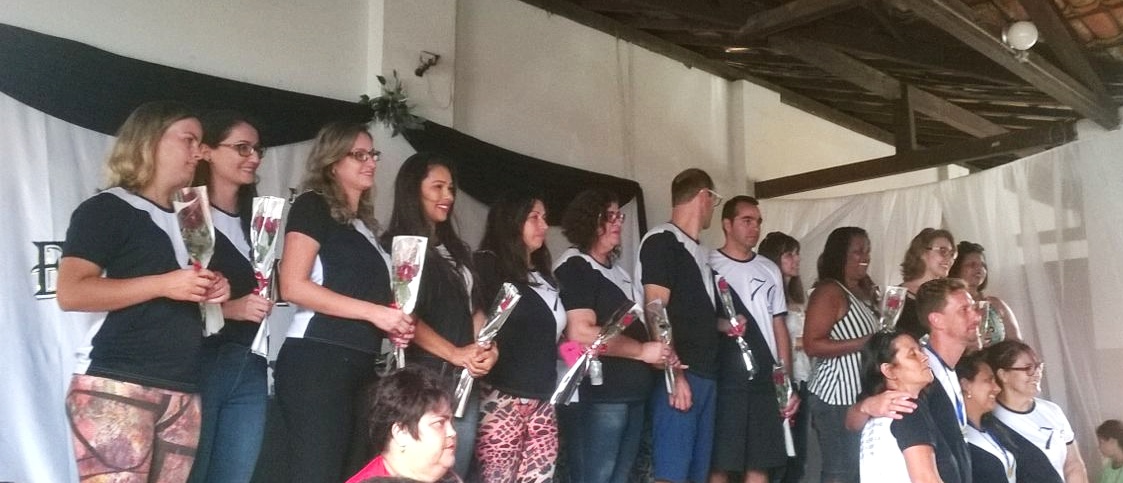 Com textos, músicas, medalhas e troféus, professores são homenageados por alunos durante comemoração - FOTO: Graziela Silva