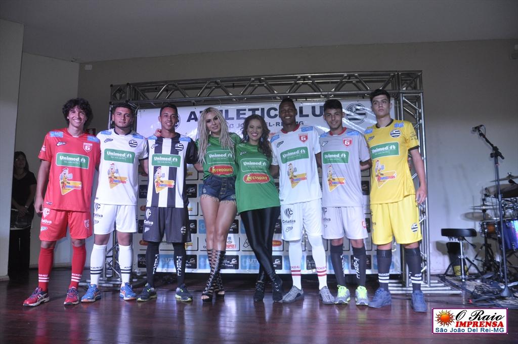 Desfile apresenta nova linha de uniformes do Athletic de São João del-Rei