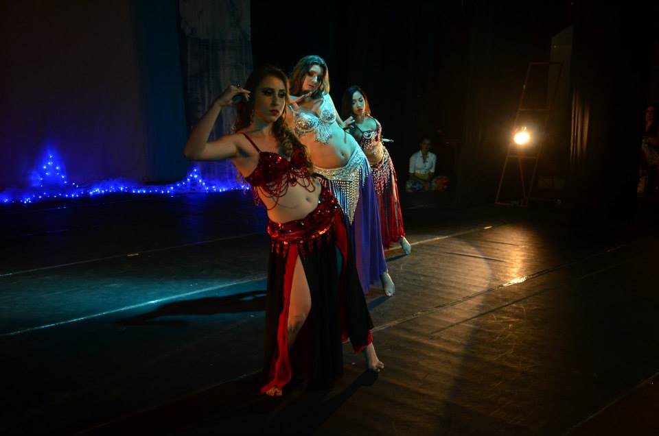 A bailarina de dança do ventre, Giullia Mauricc, se apresentando. FOTO: Arquivo Pessoal/Giullia Mauricc