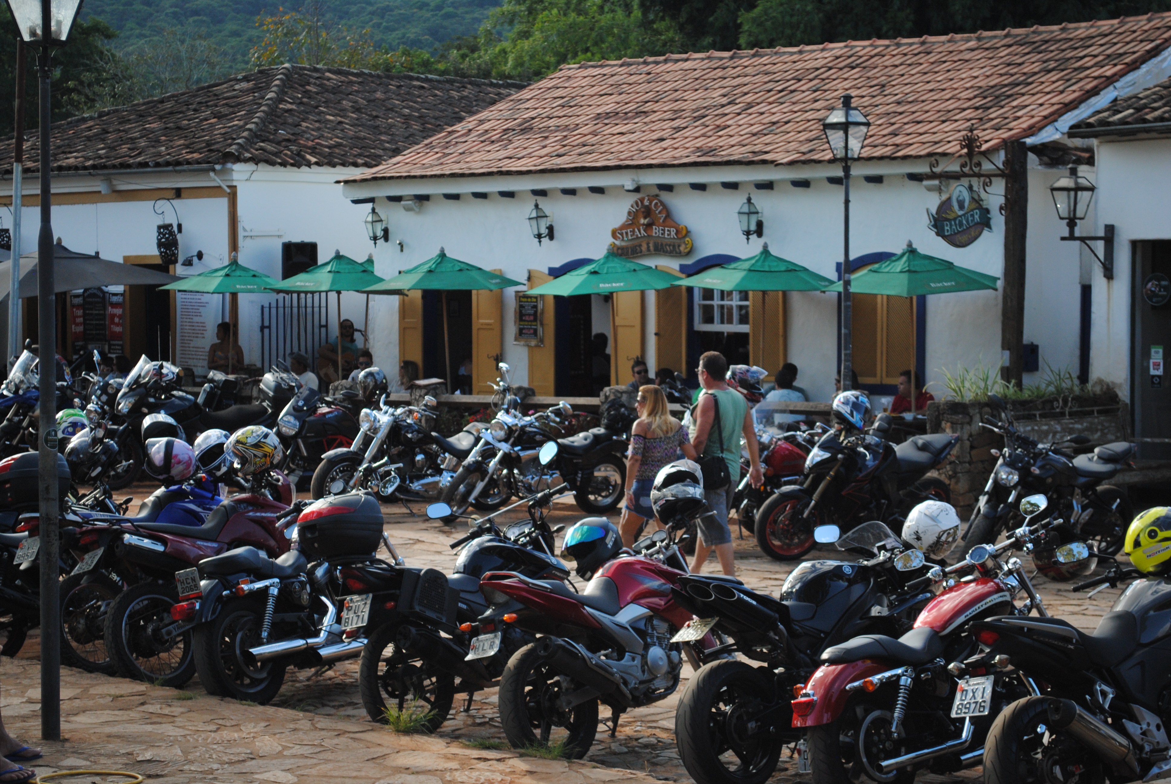 Motocicletas estacionadas no Largo das Forras, no centro de Tiradentes. FOTO/VAN: Lucas Comine