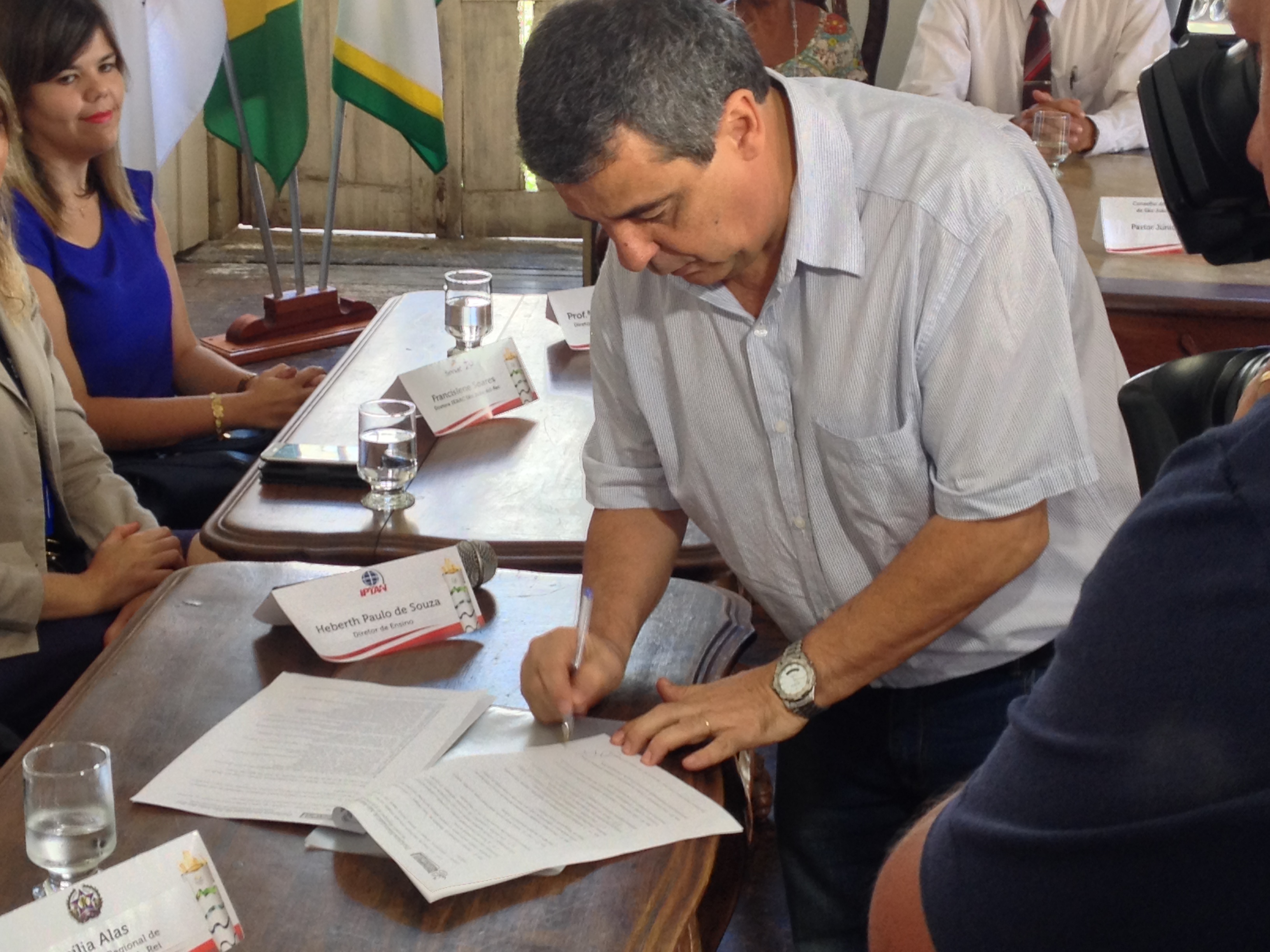 Prefeito assinou o decreto que regulariza o dia do evento. FOTO/VAN: Carolina Monteiro Colombi