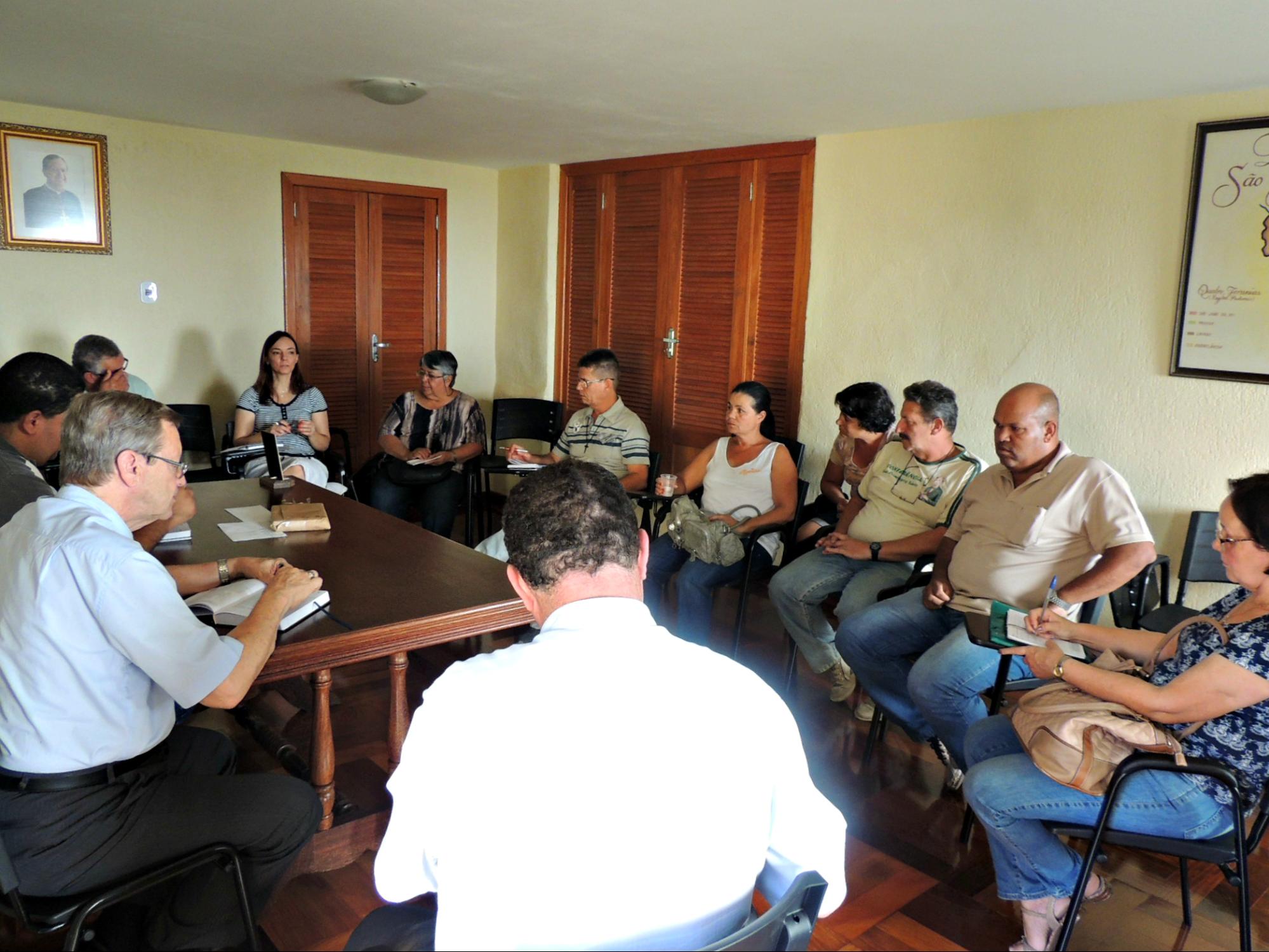 Reunião junto ao Bispo Diocesano Dom Célio de Oliveira Goulart sobre o projeto -  Foto: Letícia Nogueira
