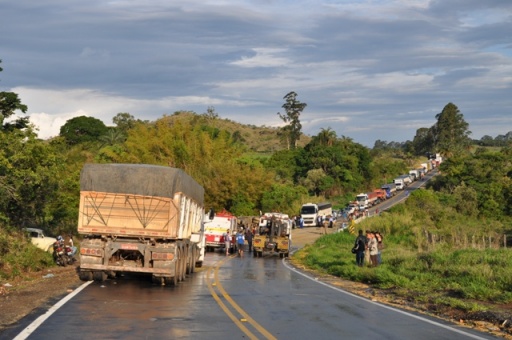 O fluxo intenso de caminhões, aliado à falta de acostamentos da rodovia, faz com que motoristas realizem ultrapassagens perigosas FOTO: Jornal de Lavras
