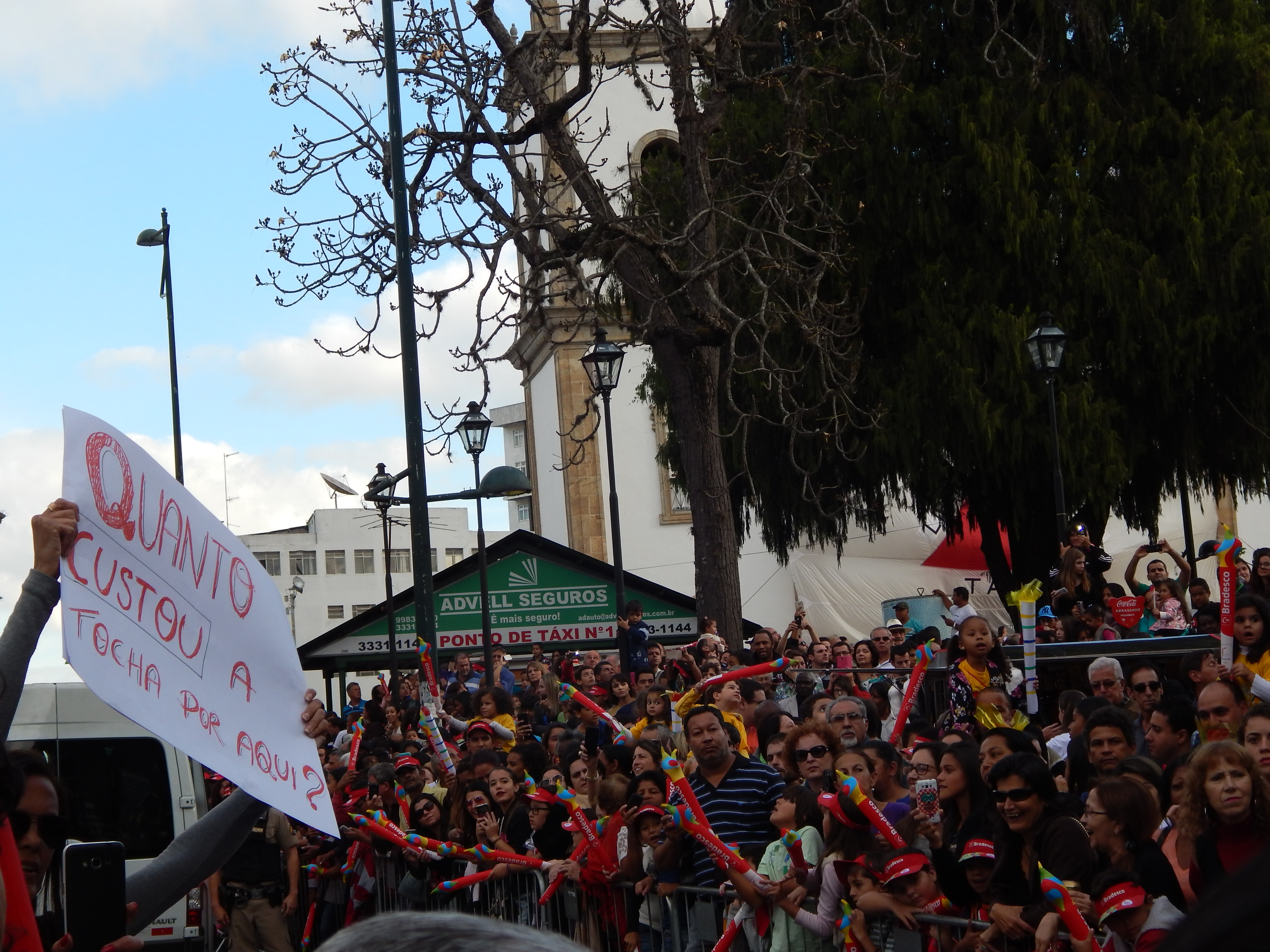 Tocha é recepcionada com protestos dos servidores em Barbacena