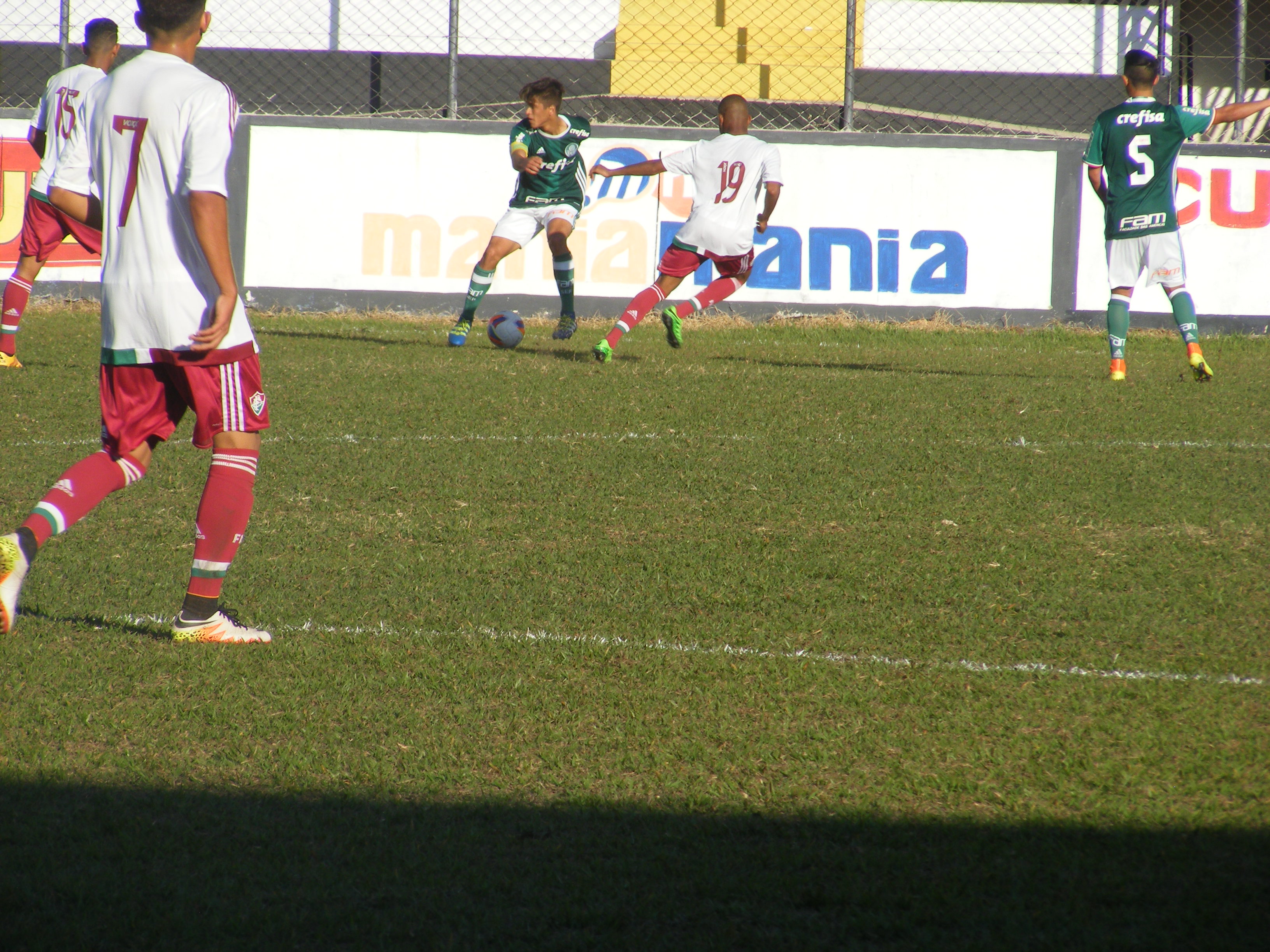  O jogo entre Palmeiras (de verde) e Fluminense ( de branco) foi movimentado. FOTO/VAN: Anna Virginia 