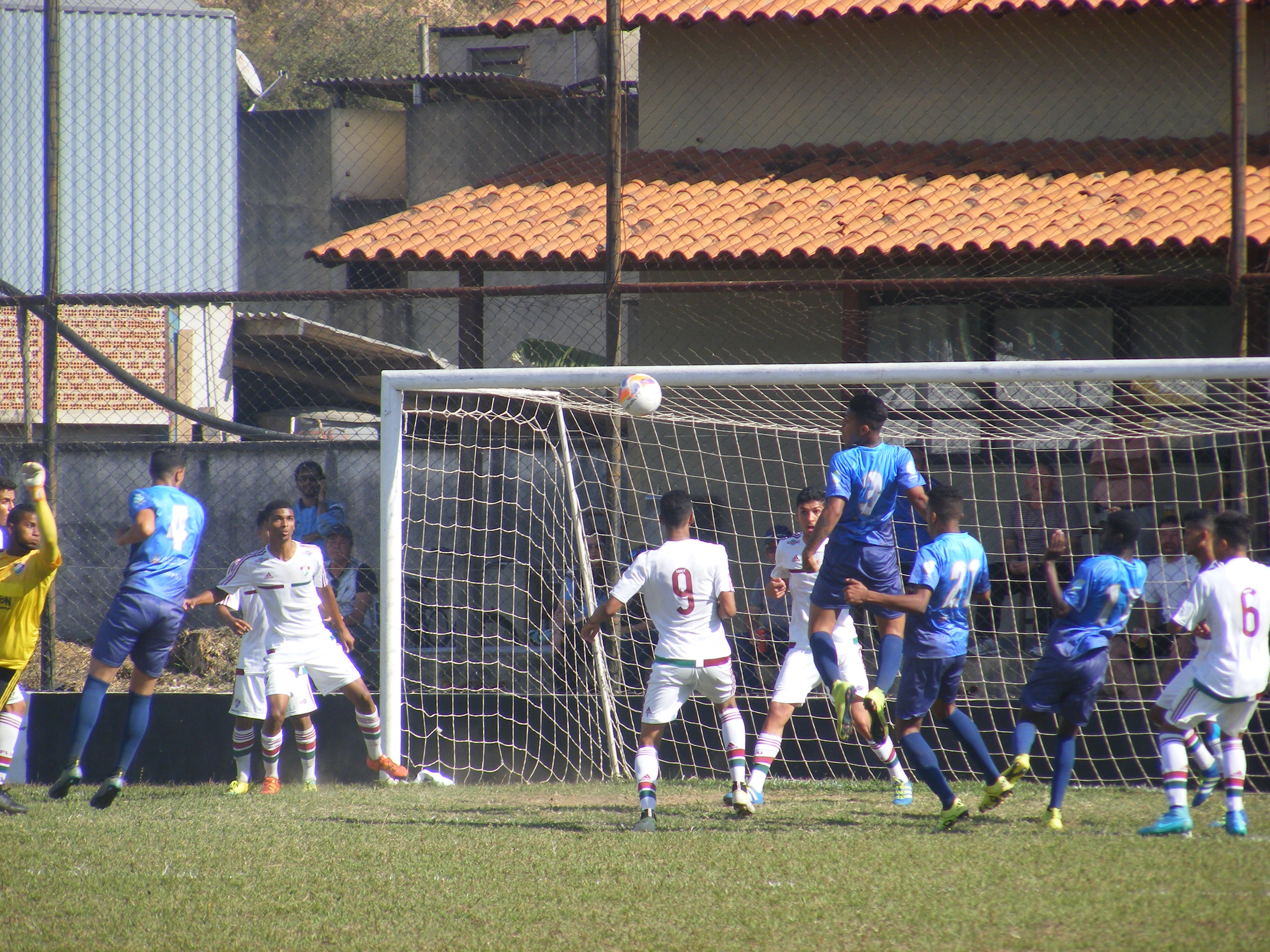Social (de azul) e Fluminense (de branco) fizeram a primeira partida de sexta em SJDR. FOTO/VAN: Anna Virginia