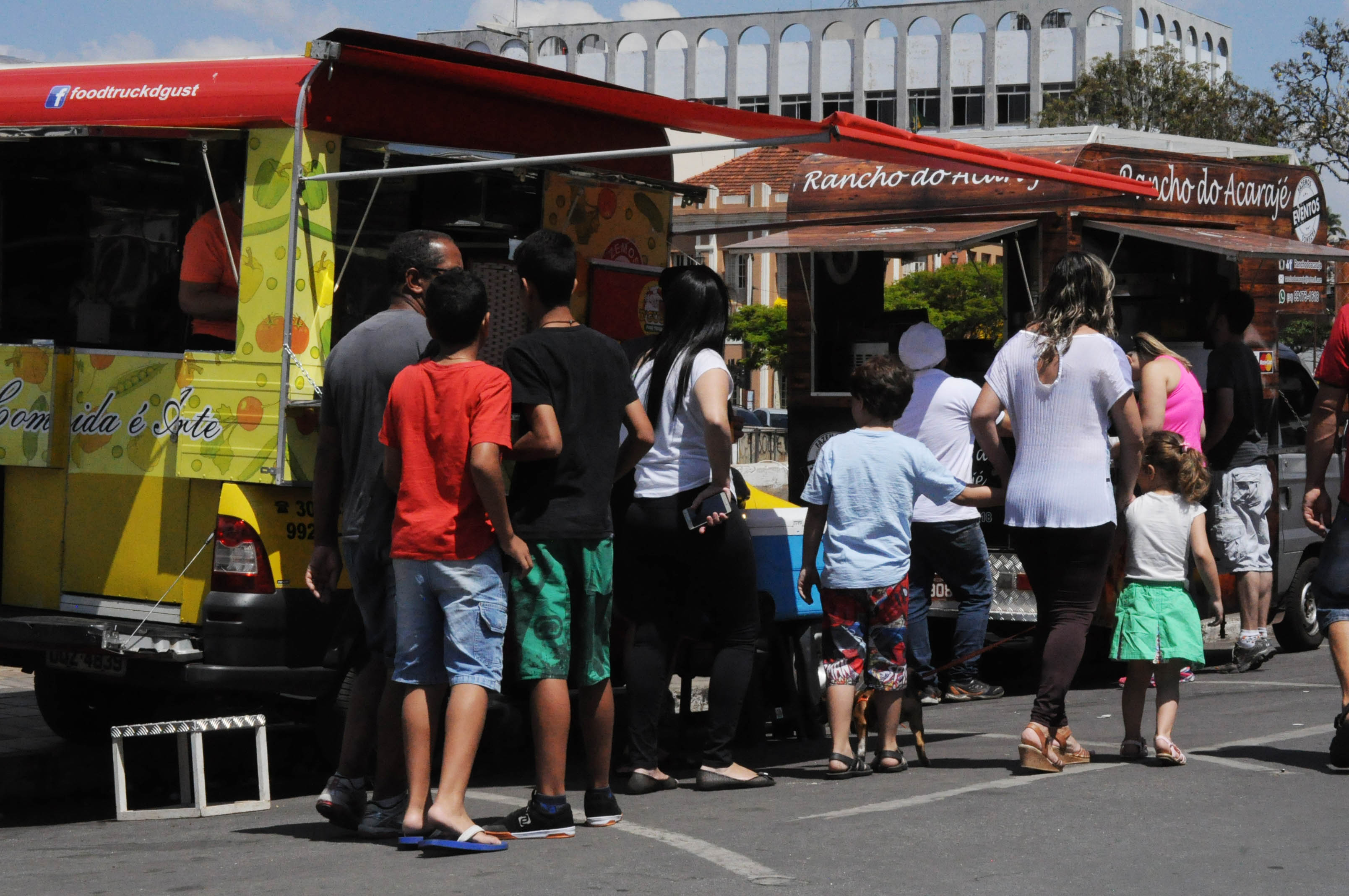 Consumidores participam do Circuito Mineiro de Food Truck em SJDR. FOTO/VAN: Vanessa Vicente