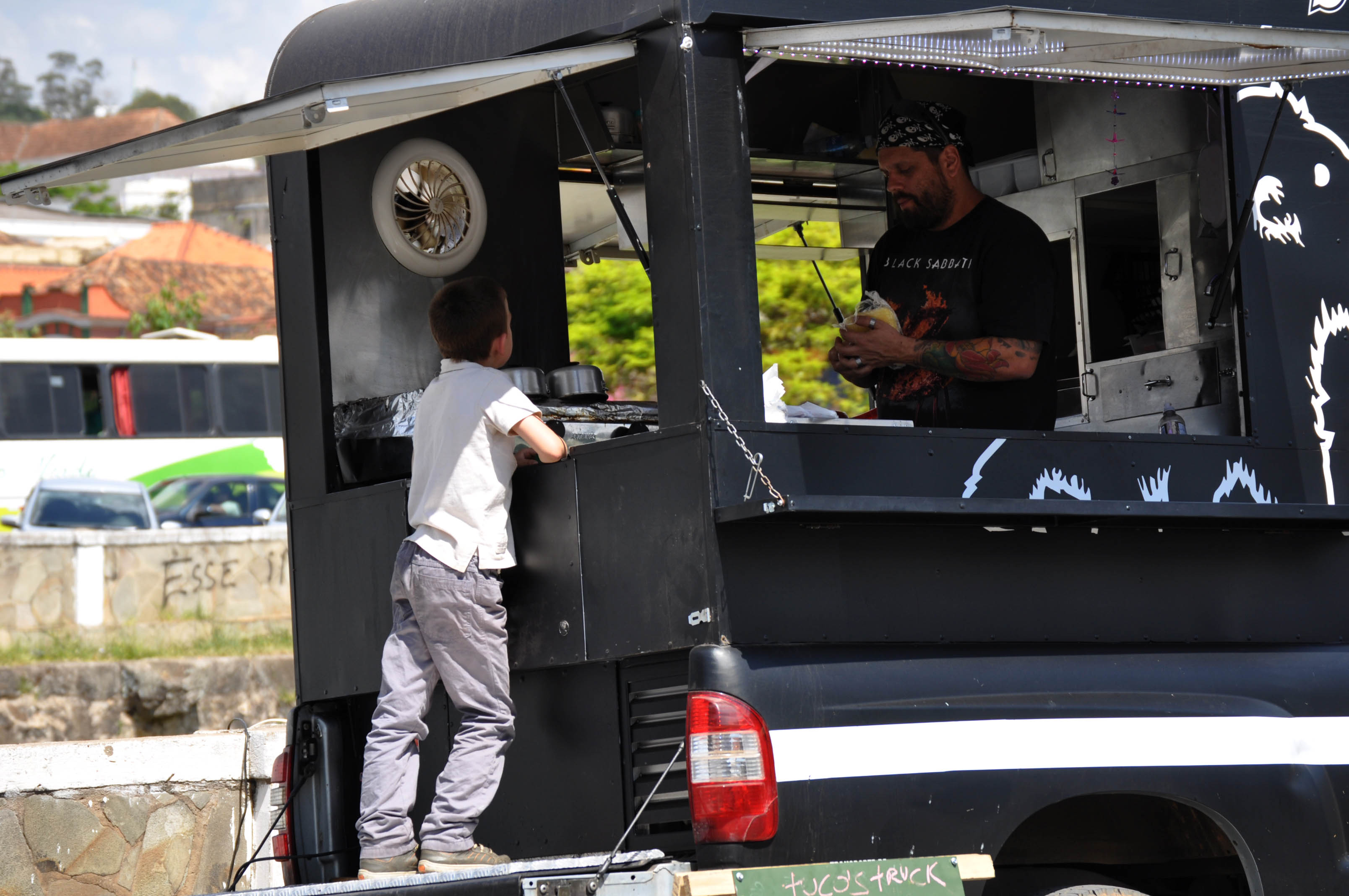  Garoto espera seu lanche ser preparado no food truck. FOTO/VAN: Vanessa Vicente