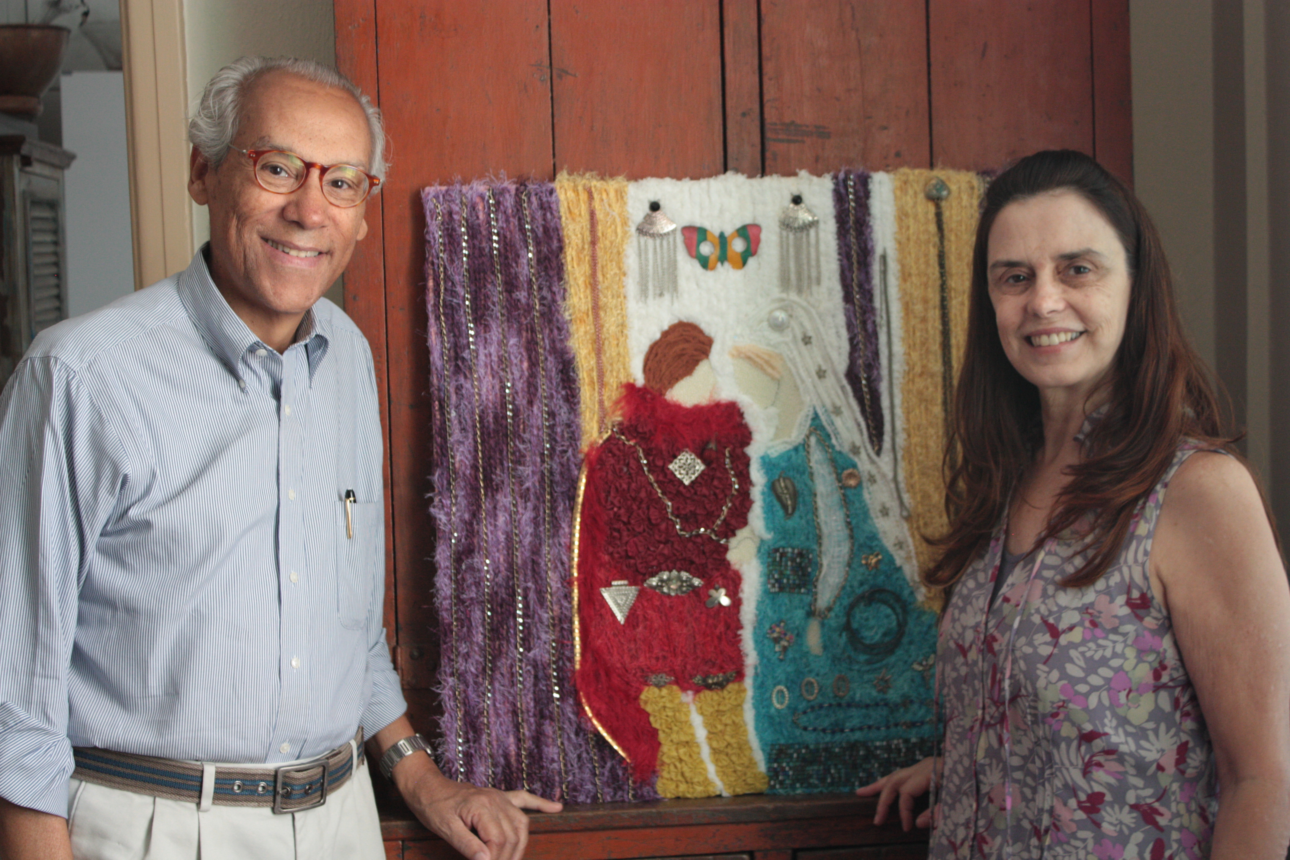 O curador Enoch de Sousa Nascimento e a artista plástica Zélia Mendonça com uma das obras que serão exibidas.