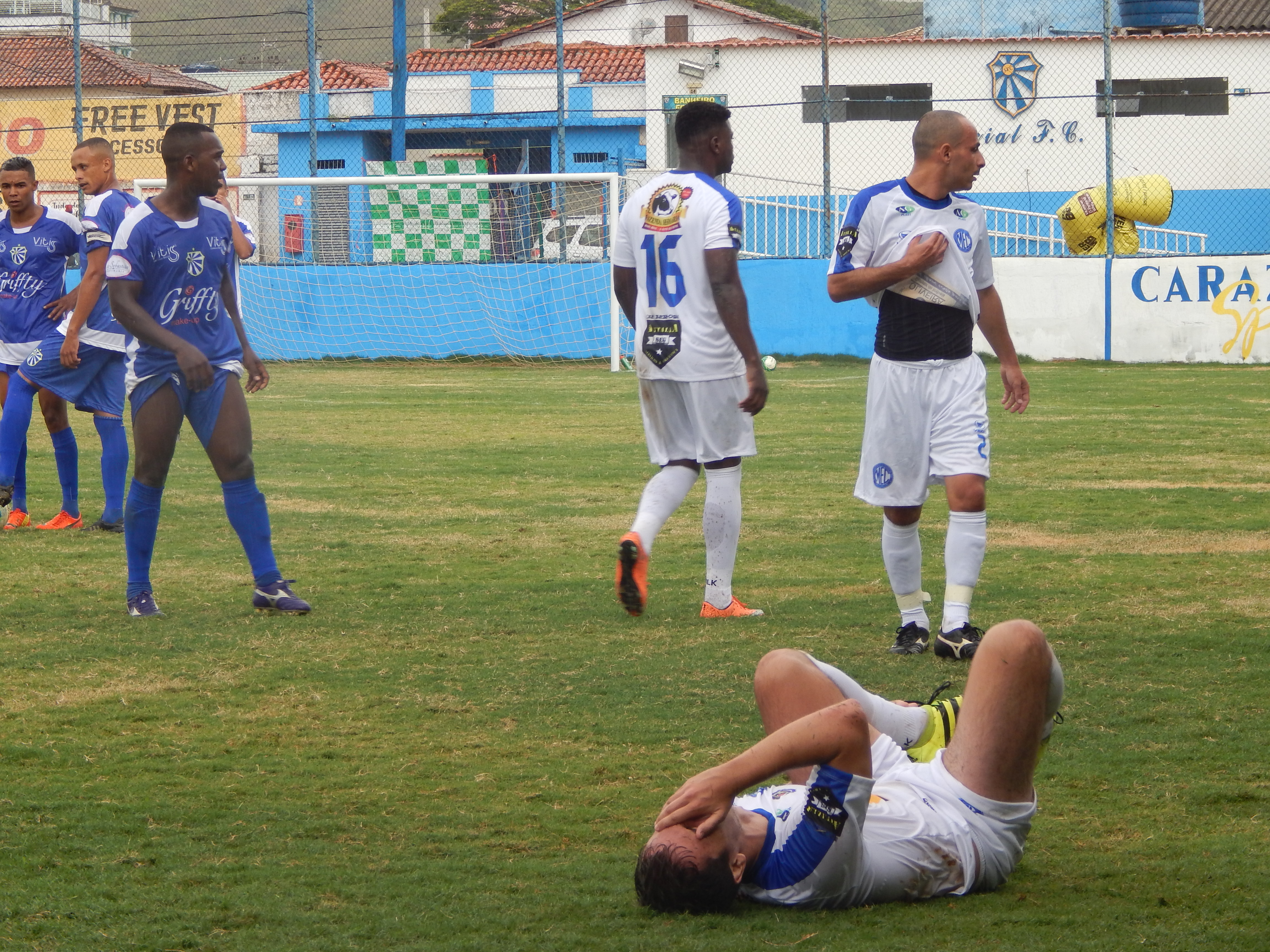 Ao errar o gol, jogador lamenta caindo no gramado. FOTO/VAN: Clara Mattoso