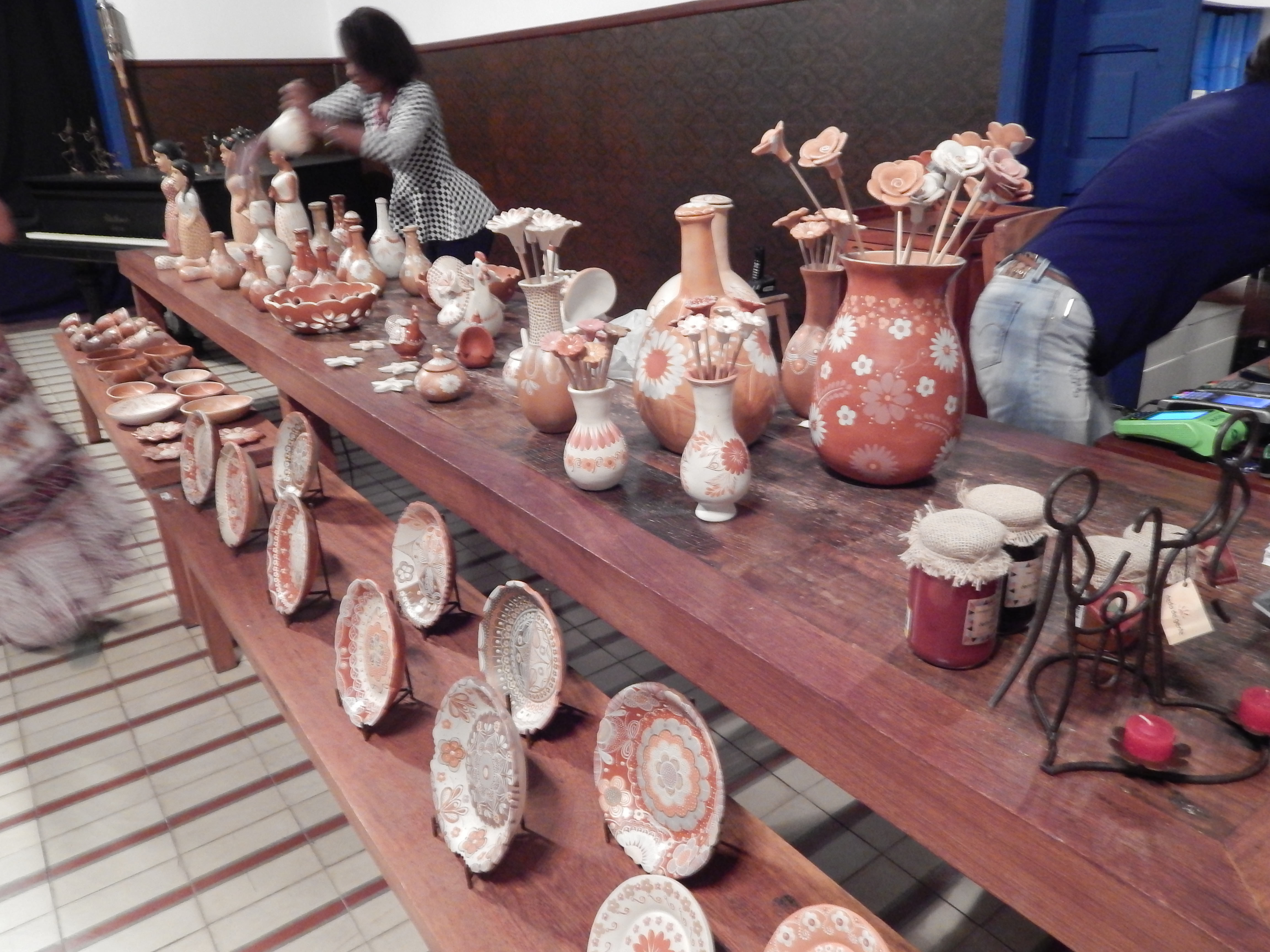 Exposição de cerâmicas feitas artesanalmente