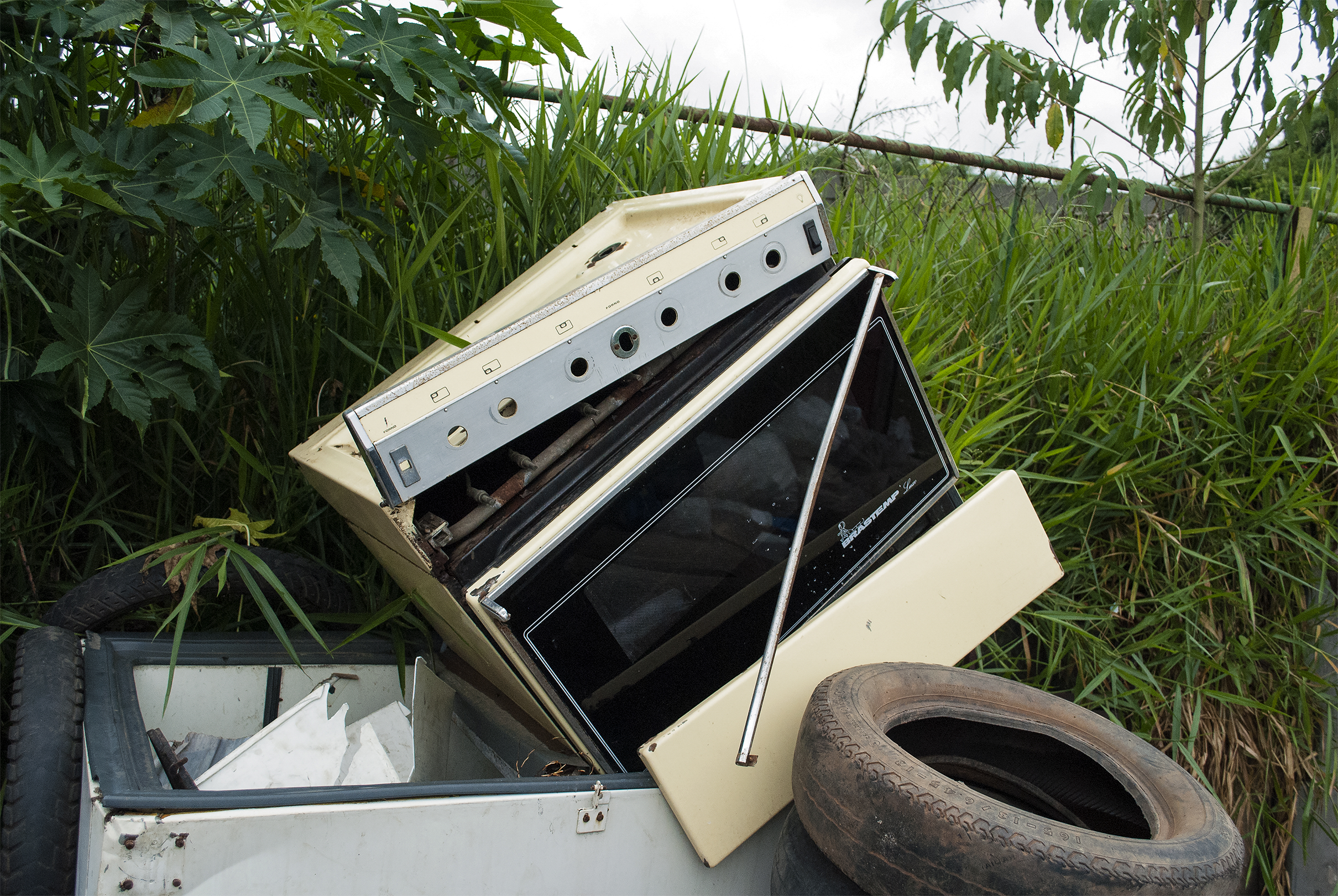 __Eletrodomésticos também são um exemplo de lixo eletrônico - na imagem, um fogão abandonado - foto por Marcos Coelho