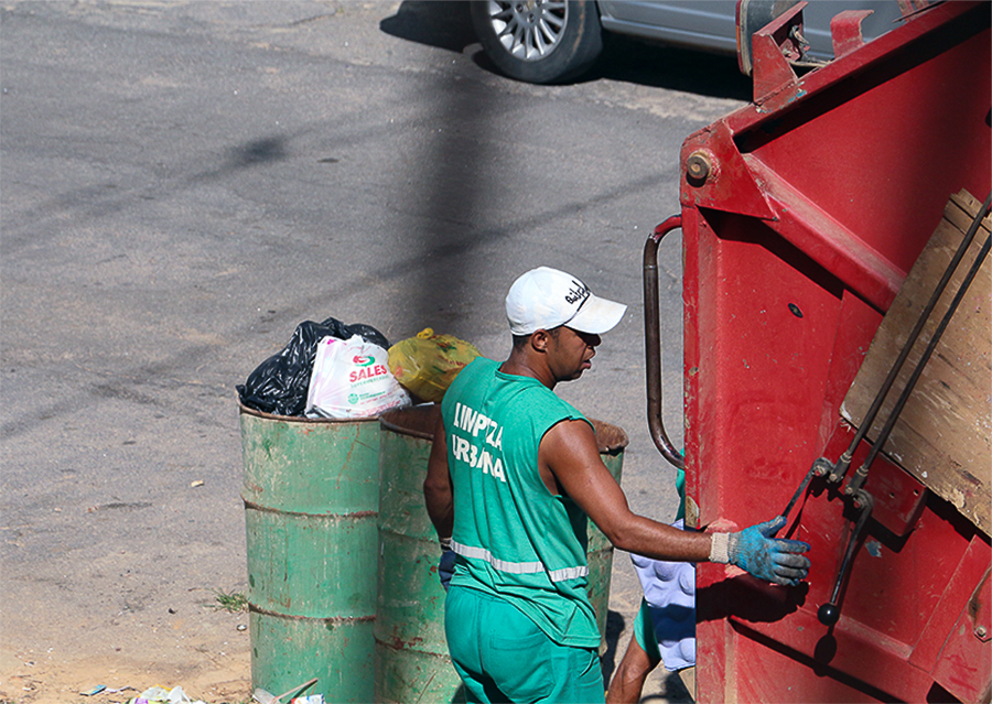 __Funcionário da empresa de coleta de lixo de São João del-Rei fotografado em dia de trabalho. Foto por Lucas Di Capri