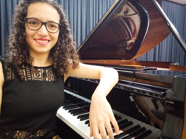 Araçuaí: Jovem pianista recebe prêmios de destaque