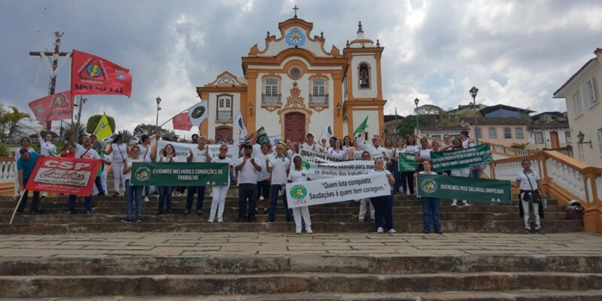 Profissionais de São João del-Rei manifestam contra a suspensão do piso salarial da categoria