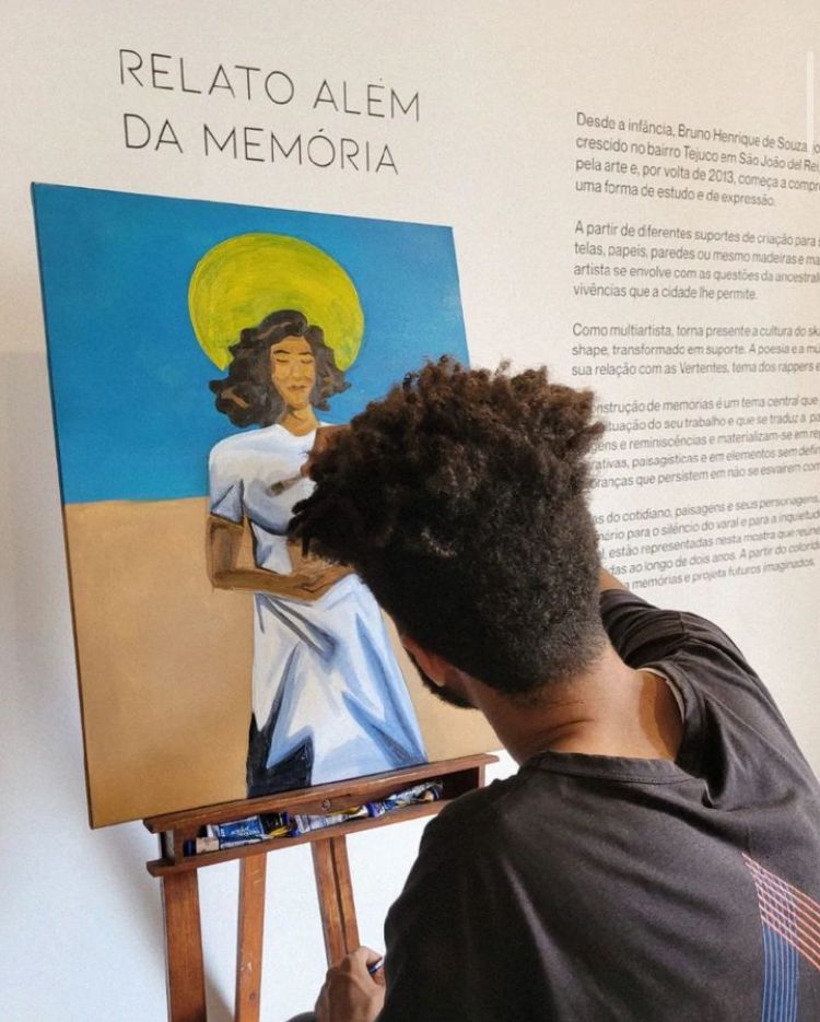 Menino com pincel artista de criança pintando personagem de