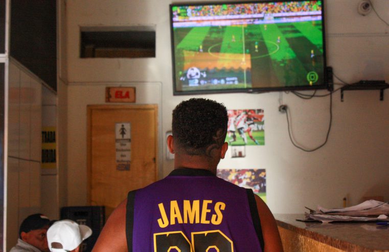 Entre um copo e outro, bares são-joanenses dão lugar ao futebol