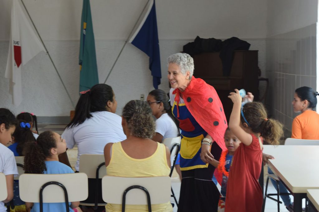 Maria Madalena interagindo com crianças para contar a história da Joaninha - Foto: Rafaela Andrade