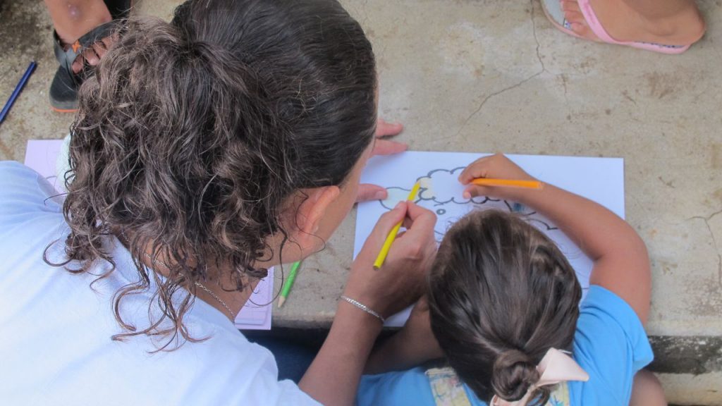 As crianças puderam colorir desenhos fornecidos pelos graduandos - Foto: Livia Fernandes/VAN