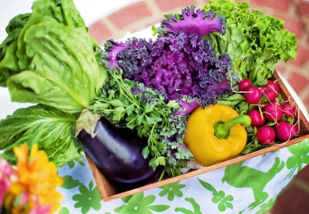 Verduras e legumes em um cesto.