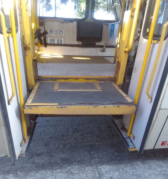 INACESSIBILIDADE: Elevador de ônibus quebrado