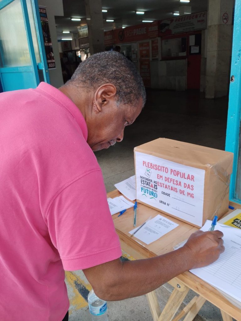 Cidadão votando no Plebiscito em urna da rodoviária de São João del-Rei. 