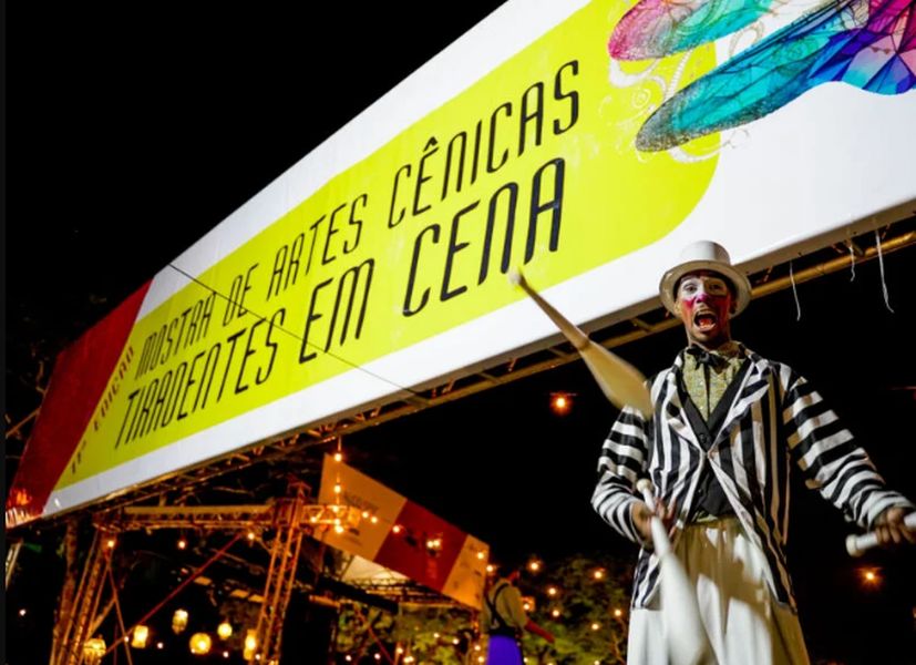 Palco montado na praça da rodoviária. 