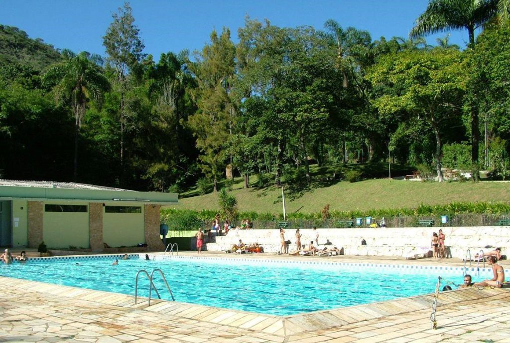 Visitantes curtindo a piscina do Balneário Águas Santas.