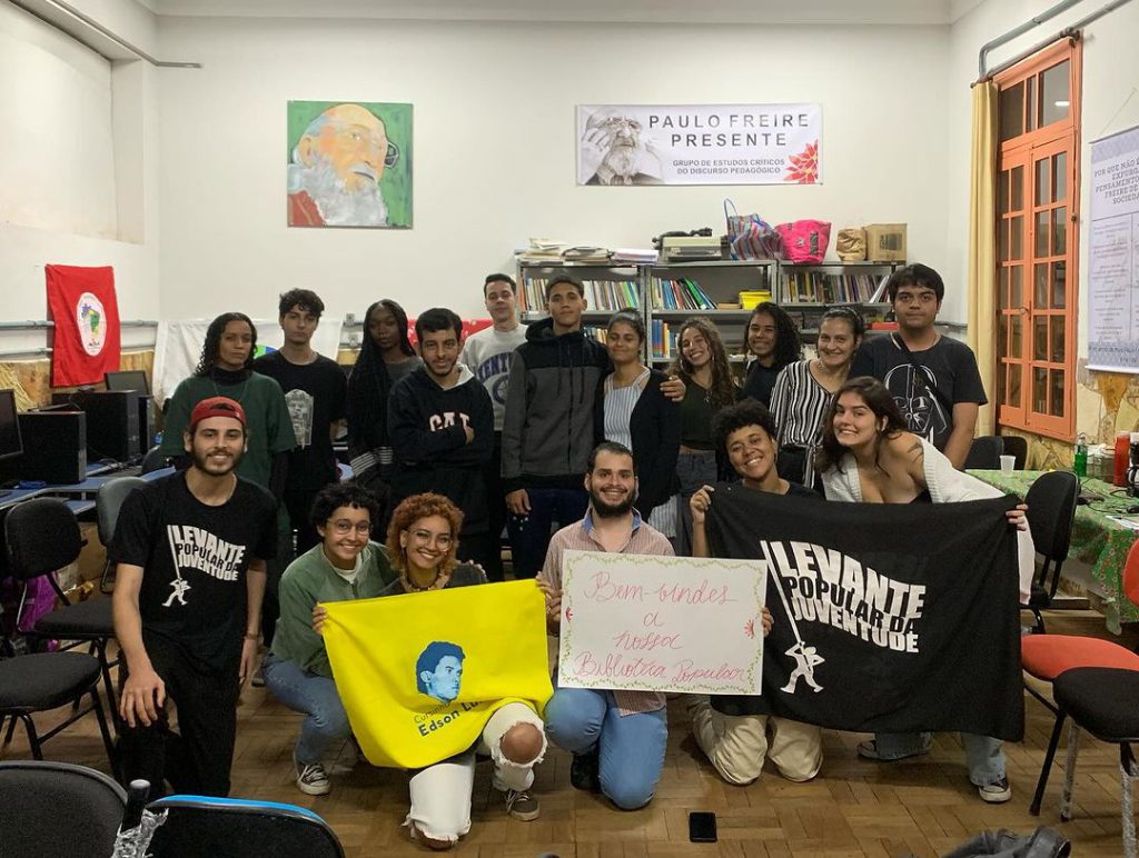 Equipe da biblioteca popular do Cursinho