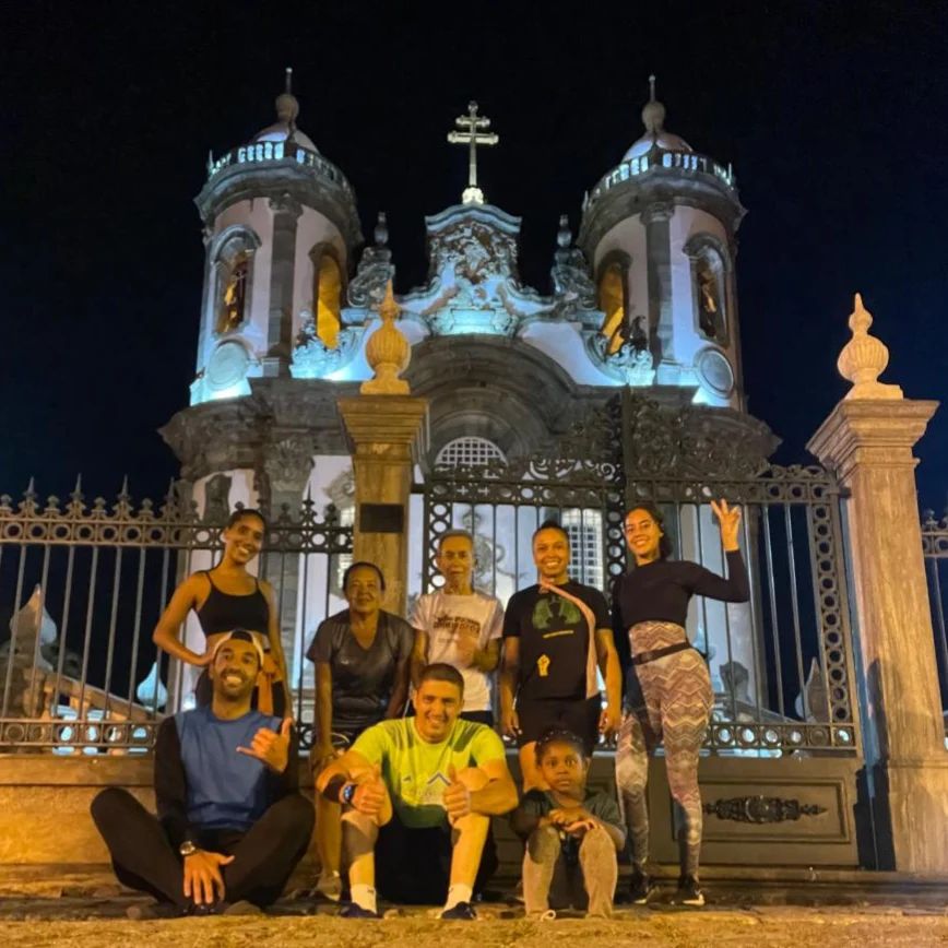 Grupo de corredores em frente a Igreja São Francisco de Assis.