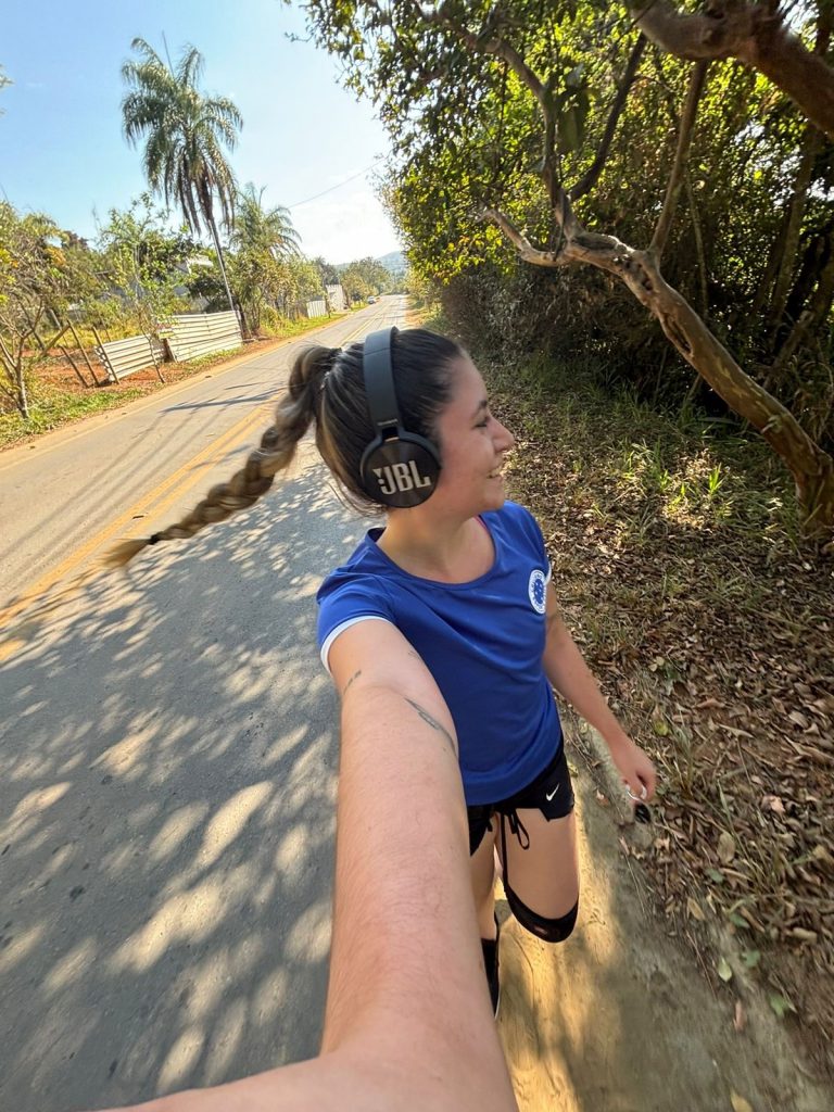 Menina em treino de corrida.