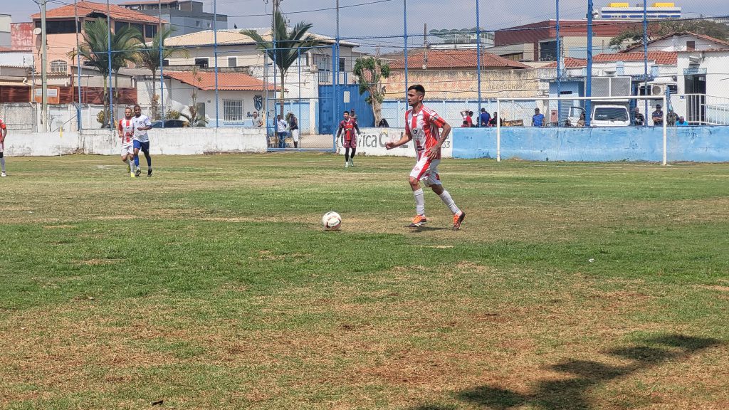 Jogador no campo conduzindo a bola.