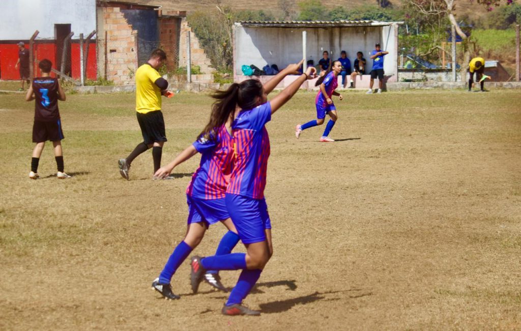 Coroense comemora gol.