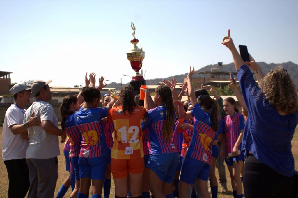 Time vencedor erguendo a taça.