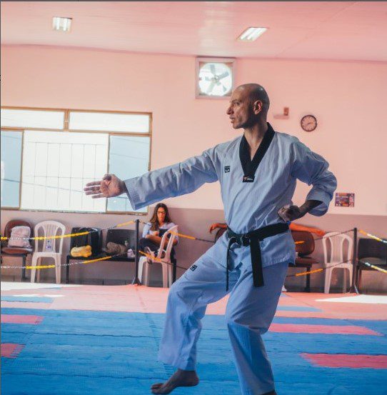 Mestre Cleiton fazendo movimento da luta.