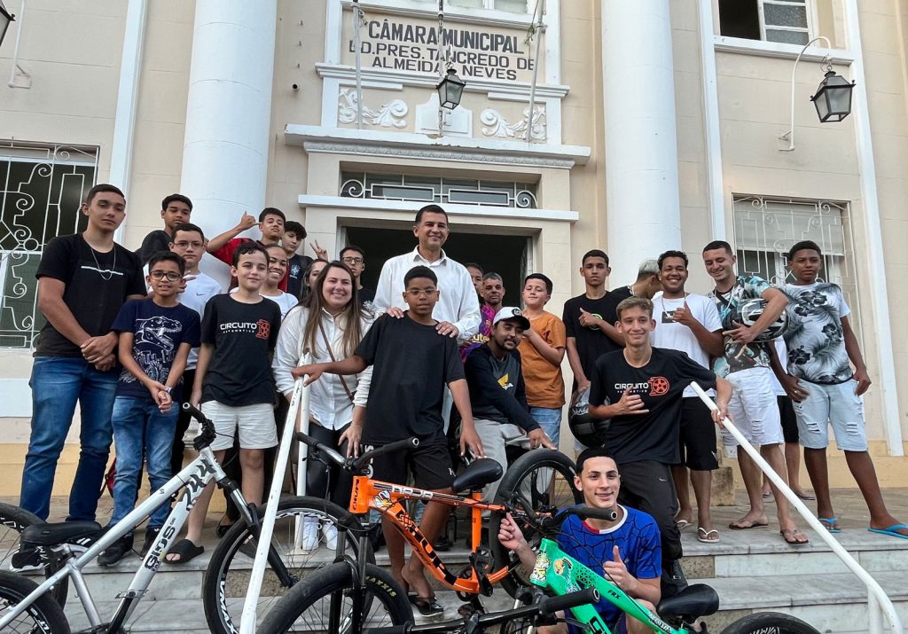 Praticantes da modalidade na frente da Câmara Municipal de SJDR.