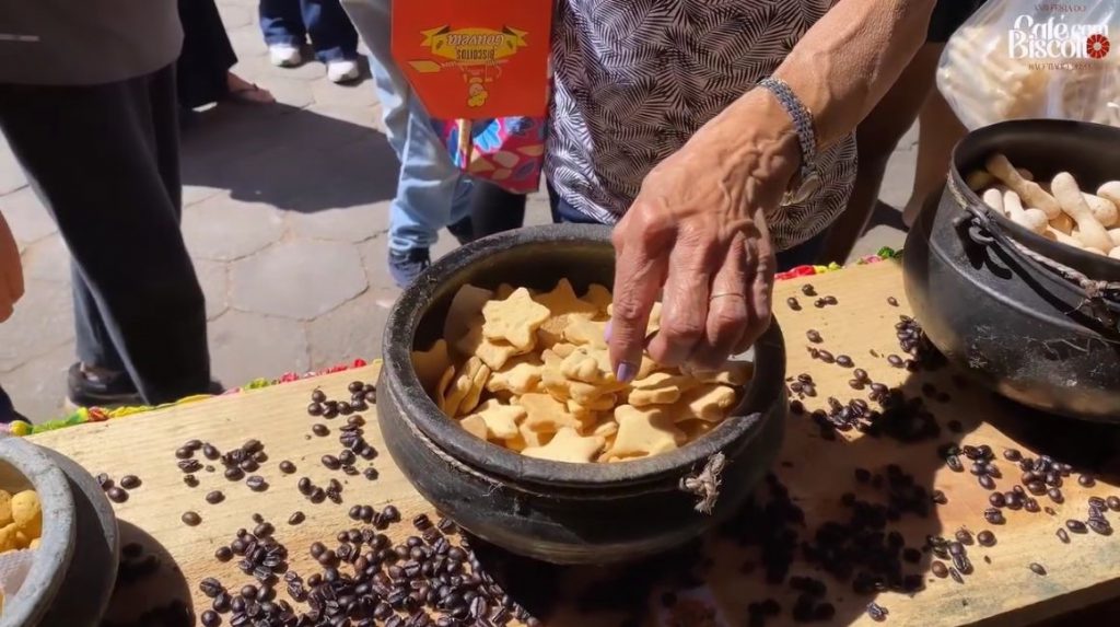 Pessoa pegando biscoito em um pote.