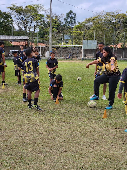 Helenice dando orientações para os alunos.