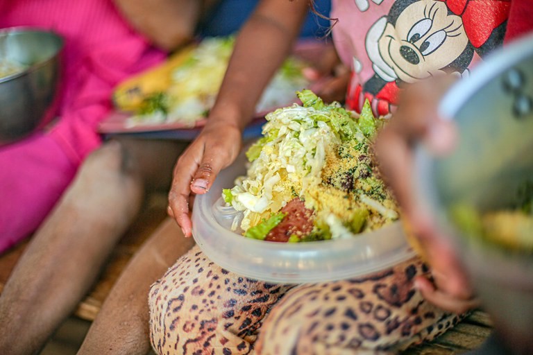 Prato com hortaliças e verduras em cozinha solidária no Distrito fEDERAL