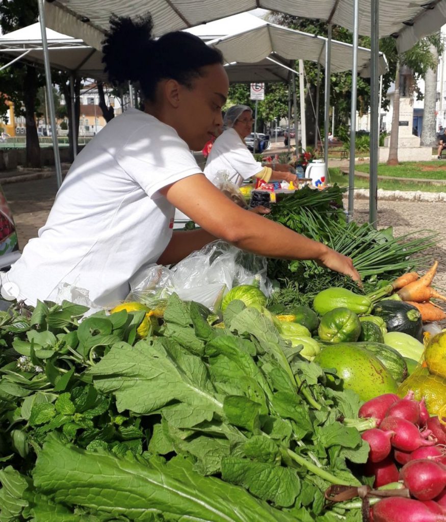 Eneto Dedo de prosa na feira, ocorrido em abril em São João del-Rei.